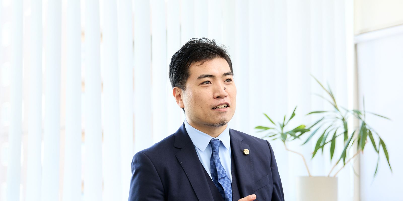 身ぶりを交えて説明する弁護士 福田 匡剛