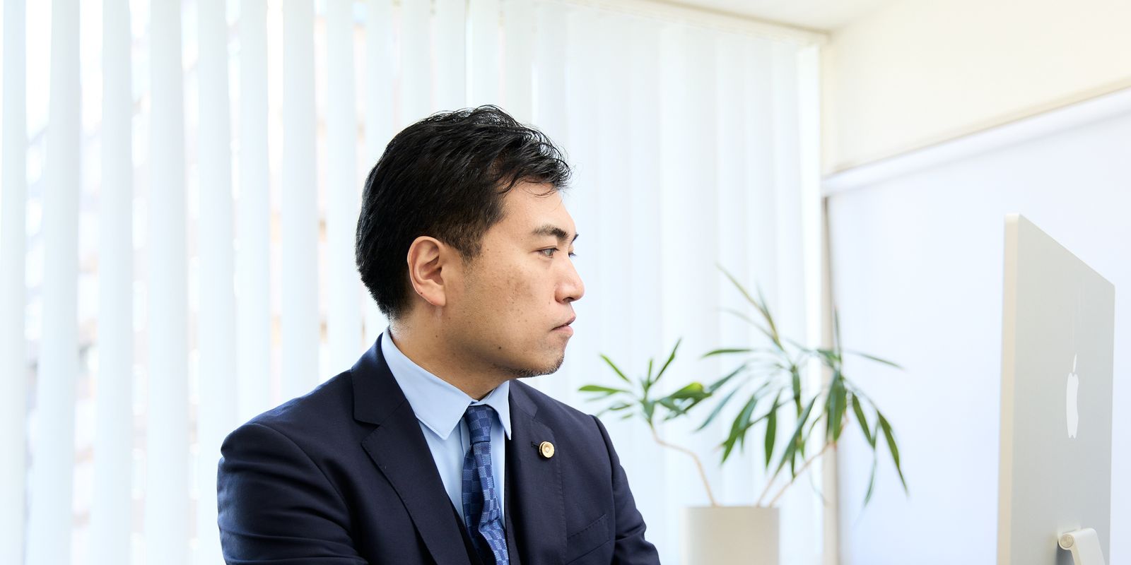 パソコンに向かう弁護士 福田 匡剛