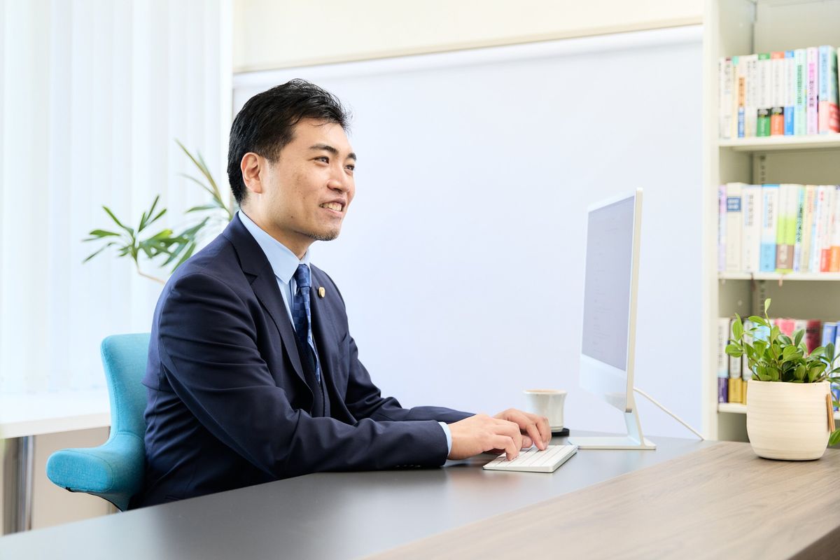 表参道の事務所で執務する弁護士 福田 匡剛